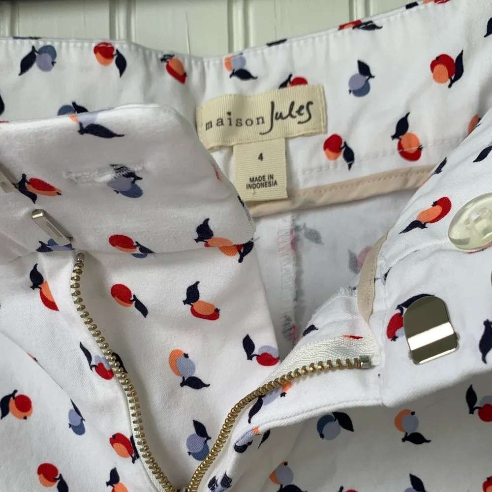 Madison Jules (Size 4) (NWOT) White with decorative design 2 front pockets - Picture 3 of 6